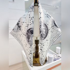 Этот шелковый квадратный шарф Dior Zod