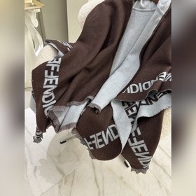 Плащ с капюшоном Fendi, изделие высшег