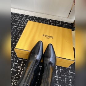 Ботинки Fendi 25SS с круглым носком. 