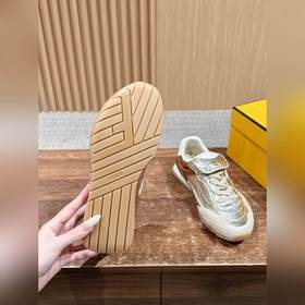 FENDI Новые спортивные туфли винтажном