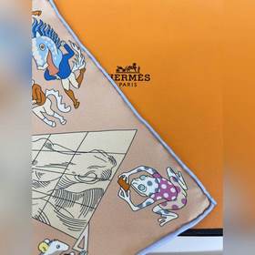 Незаменимый шелковый шарф Hermès для с