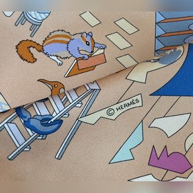 Незаменимый шелковый шарф Hermès для с