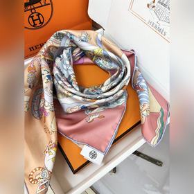 Незаменимый шелковый шарф Hermès для с