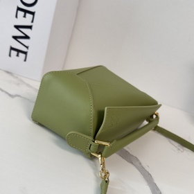 Loewe Новая версия мини-сумкиз мягкой