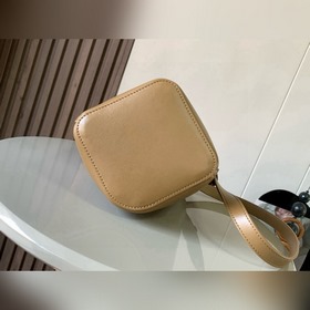 Сумка Pebble Bucket из мягкой кожи с з