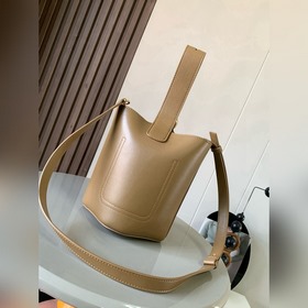 Сумка Pebble Bucket из мягкой кожи с з