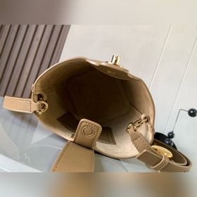 Сумка Pebble Bucket из мягкой кожи с з