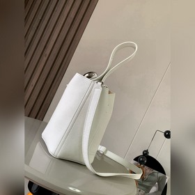 Сумка Pebble Bucket из мягкой кожи с з
