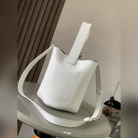 Сумка Pebble Bucket из мягкой кожи с з