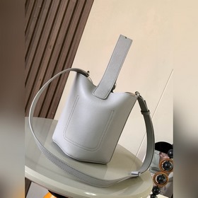 Сумка Pebble Bucket из мягкой кожи с з