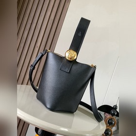 Сумка Pebble Bucket из мягкой зернисто