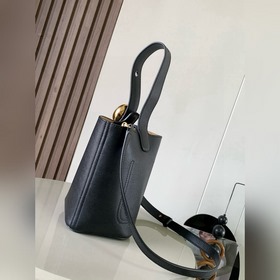 Сумка Pebble Bucket из мягкой зернисто