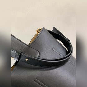 Сумка Pebble Bucket из мягкой зернисто