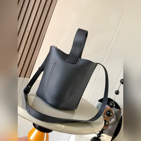 Сумка Pebble Bucket из мягкой кожи с з