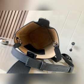 Сумка Pebble Bucket из мягкой кожи с з