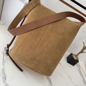 Средняя сумка-ведро из замши Loewe Lo