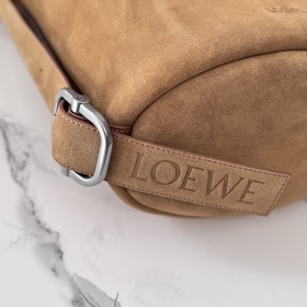 Средняя сумка-ведро из замши Loewe Lo