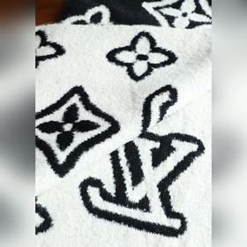 Черно-белый шарф. Трикотажное полотно