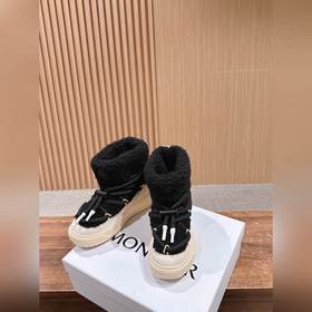 Новые осенне-зимние ботинки Moncler с