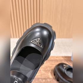 PRADA Новинка Туфли Mary Jane на толст