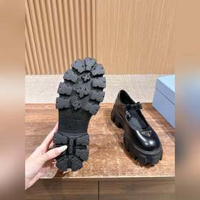 PRADA Новинка Туфли Mary Jane на толст