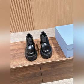 PRADA Новые туфли Mary Jane на мягком