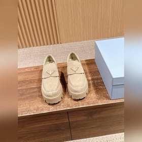 PRADA Новые туфли Mary Jane на мягком