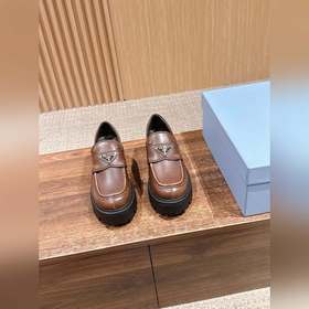 PRADA Новые туфли Mary Jane на мягком