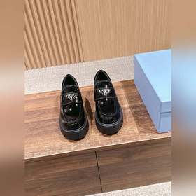 PRADA Новые туфли Mary Jane на мягком