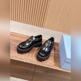 PRADA Новинка Туфли Mary Jane на толст