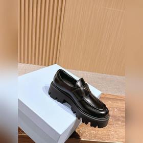 PRADA Новинка Туфли Mary Jane на толст