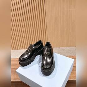 PRADA Новинка Туфли Mary Jane на толст