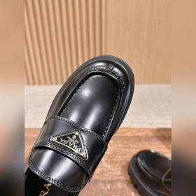 PRADA Новинка Туфли Mary Jane на толст