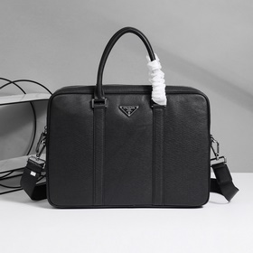 Представляем незаменимую вещь от Prada