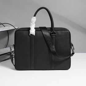 Представляем незаменимую вещь от Prada