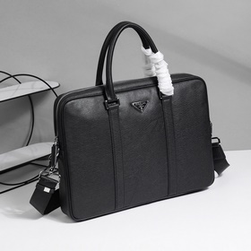Представляем незаменимую вещь от Prada