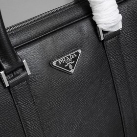 Представляем незаменимую вещь от Prada