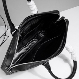 Представляем незаменимую вещь от Prada