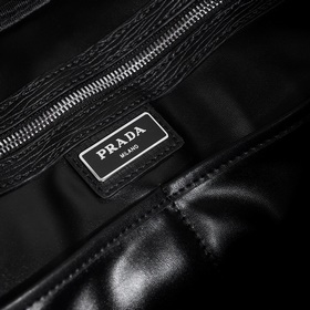 Представляем незаменимую вещь от Prada