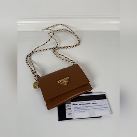 Женский кошелек Prada с клапаном и дер