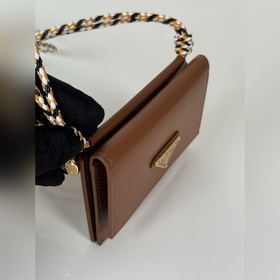 Женский кошелек Prada с клапаном и дер
