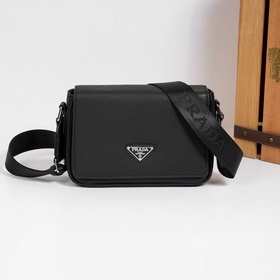 Представляем незаменимую вещь от Prada
