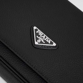 Представляем незаменимую вещь от Prada