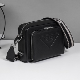 Представляем незаменимую вещь от Prada