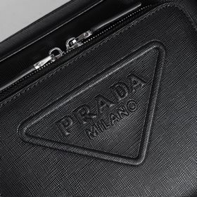 Представляем незаменимую вещь от Prada