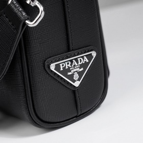 Представляем незаменимую вещь от Prada