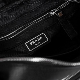 Представляем незаменимую вещь от Prada