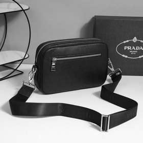 Представляем незаменимую вещь от Prada