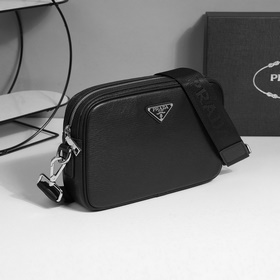 Представляем незаменимую вещь от Prada