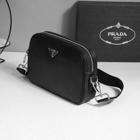 Представляем незаменимую вещь от Prada